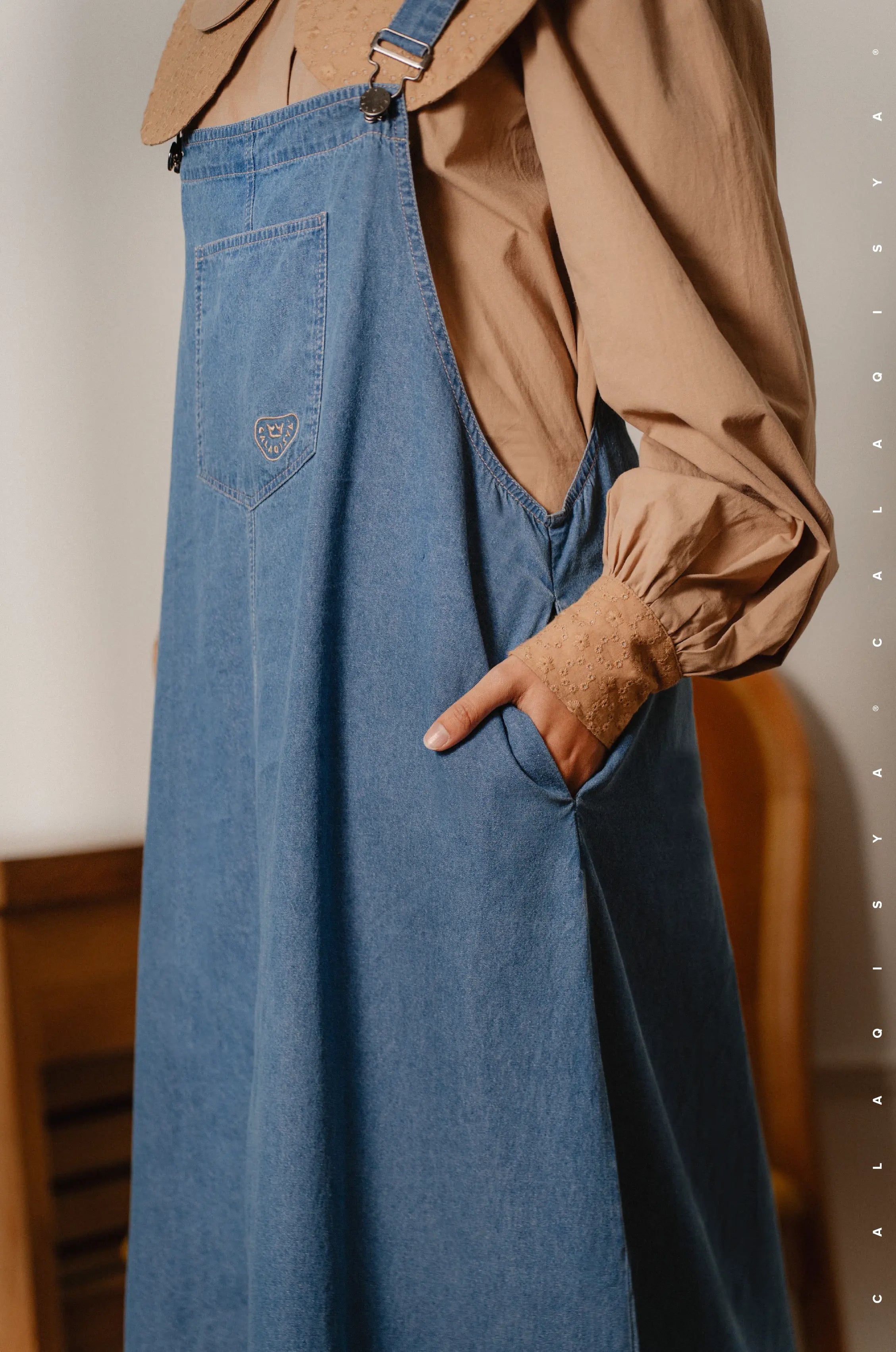 RANCH : HARVEST OVERALL DRESS 2.0 IN MEDIUM BLUE DENIM CalaQisya RANCH : HARVEST OVERALL DRESS 2.0 IN MEDIUM BLUE DENIM CalaQisya