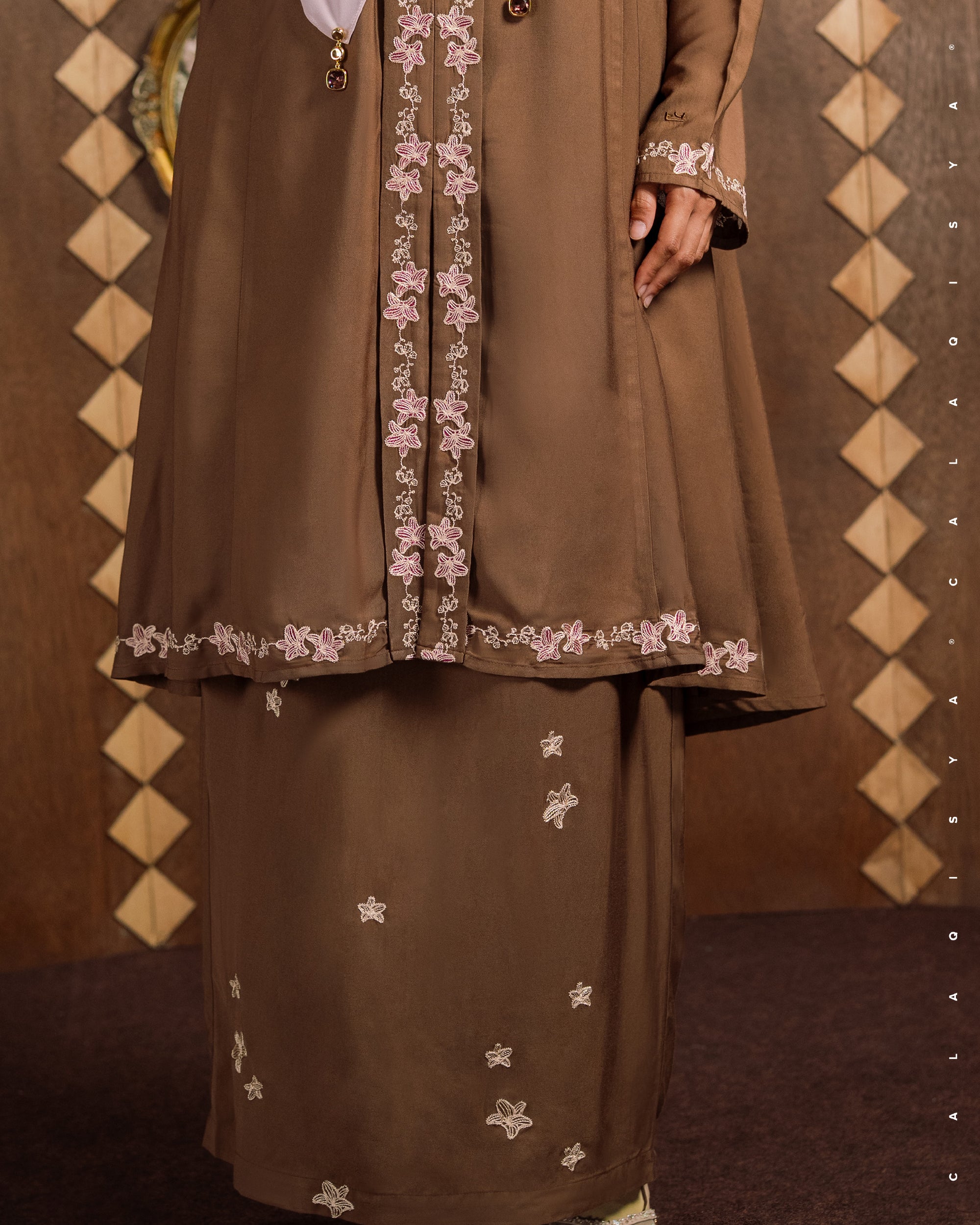 AKAAR LEILA IN DOWNTOWN BROWN