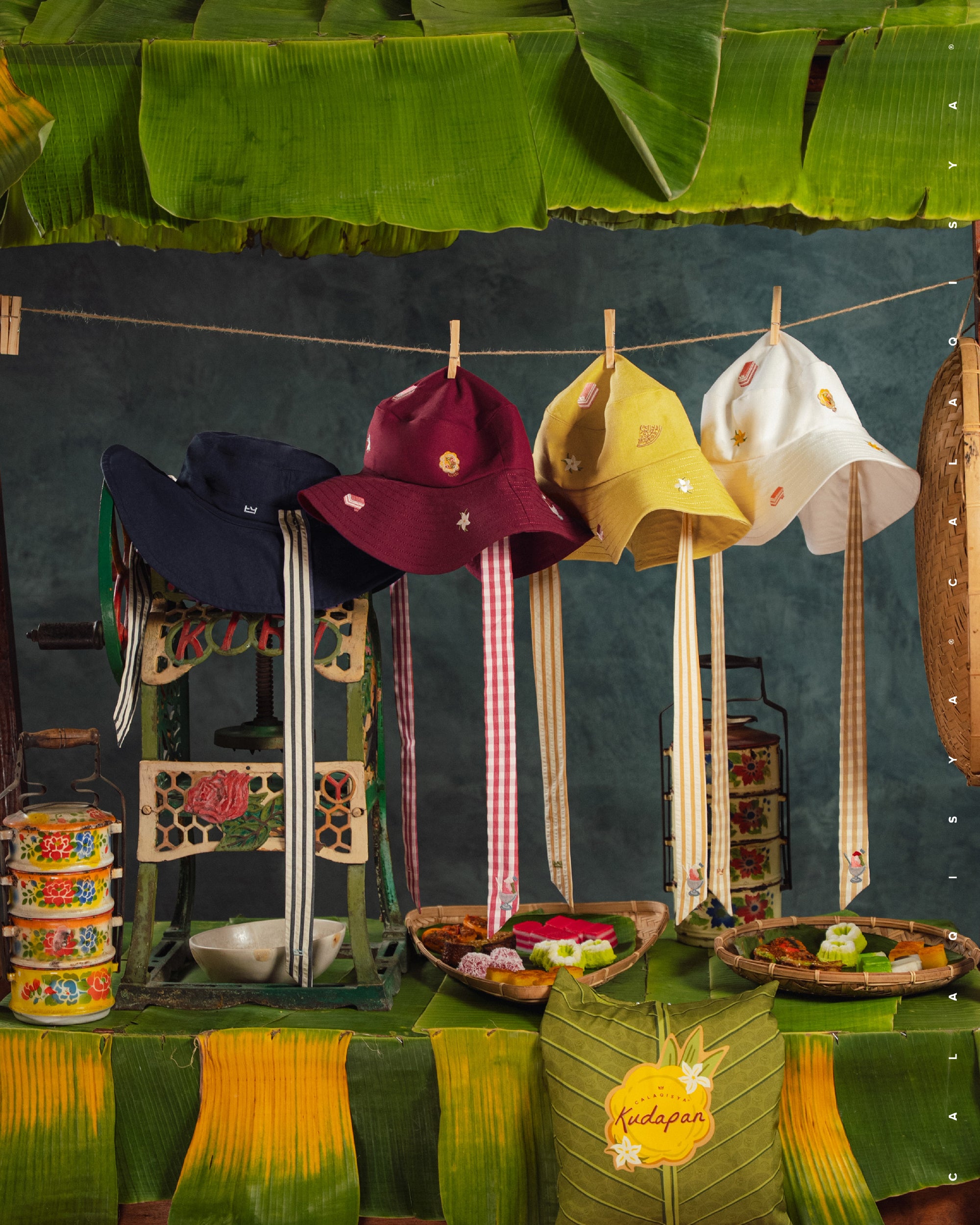 RW BUCKET HAT IN OFF WHITE