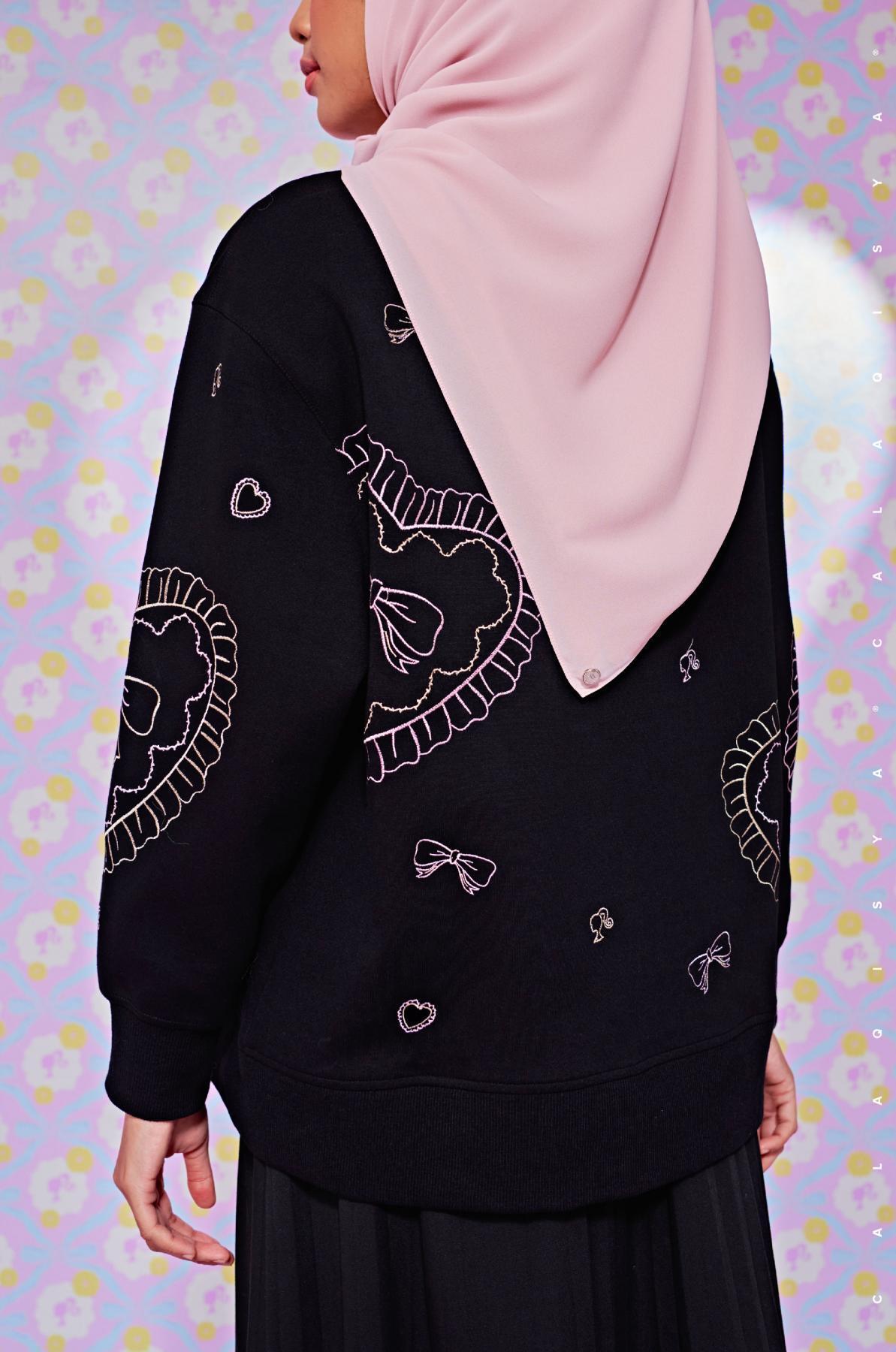 barbietm-x-calaqisya-cardigan-in-black-03-20231031121800