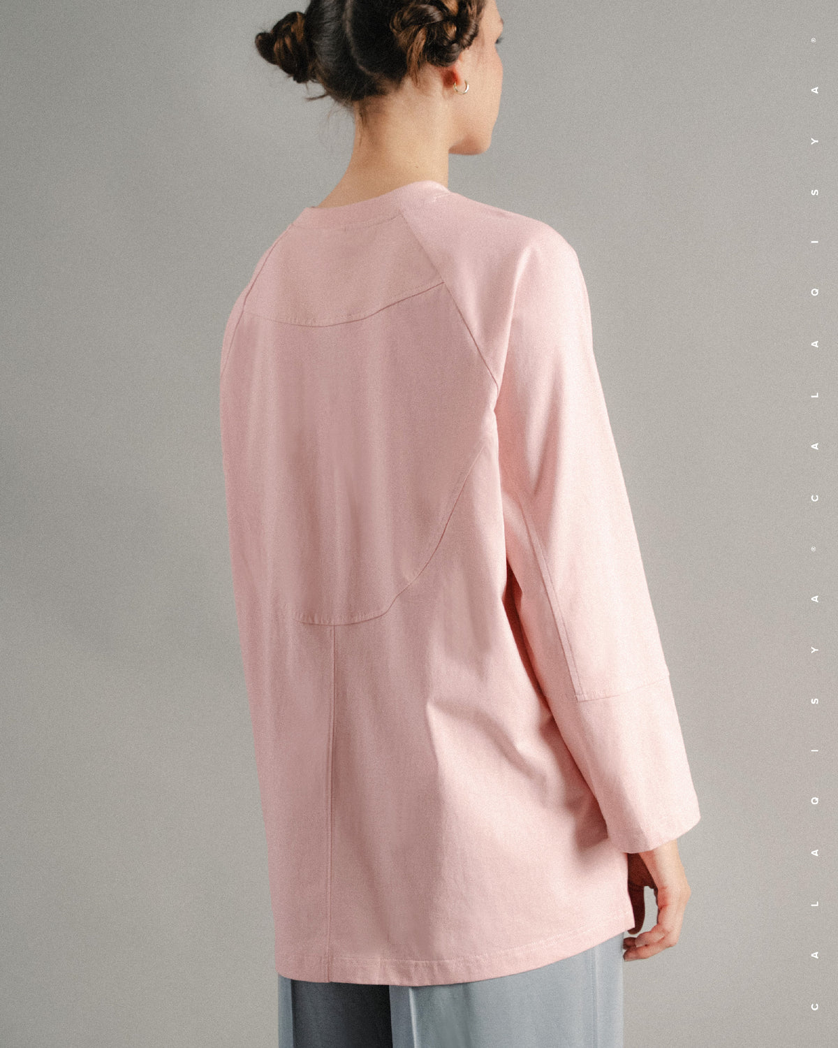 LIGHT CROSSLINE TOP IN BARELY PINK