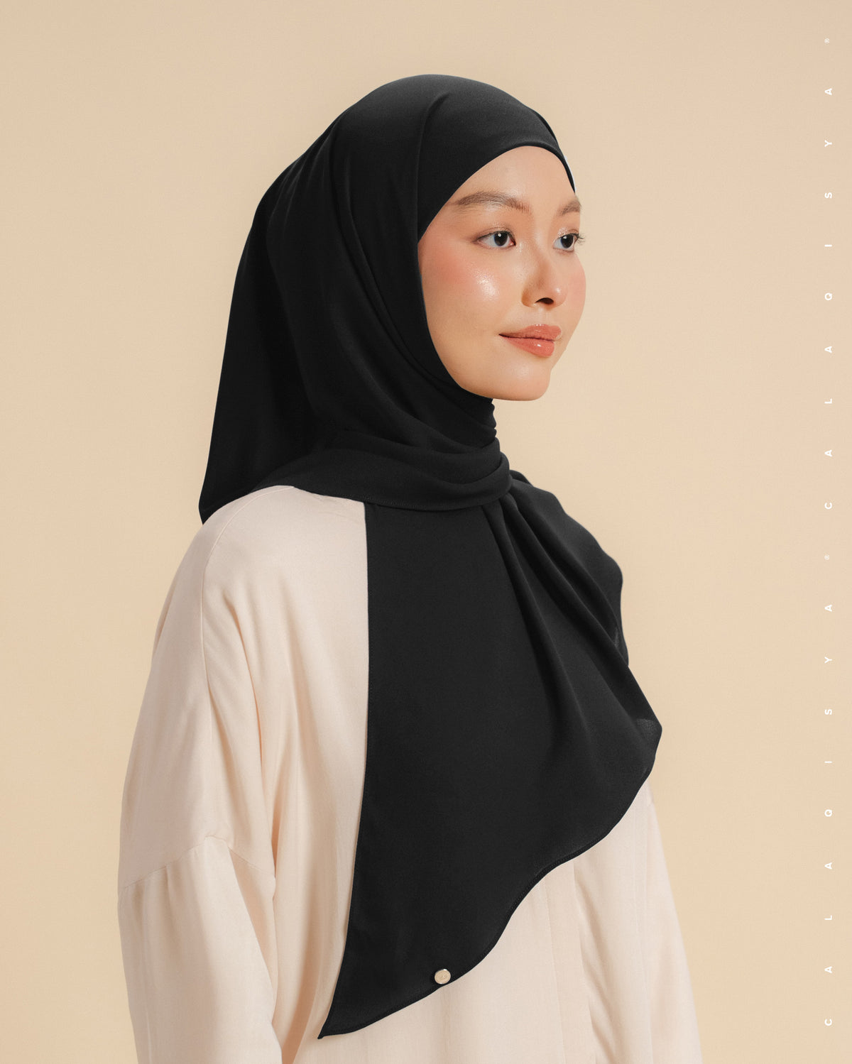 DANIAH TIE BACK UNDERCHIN (TRIANGLE) IN BLACK