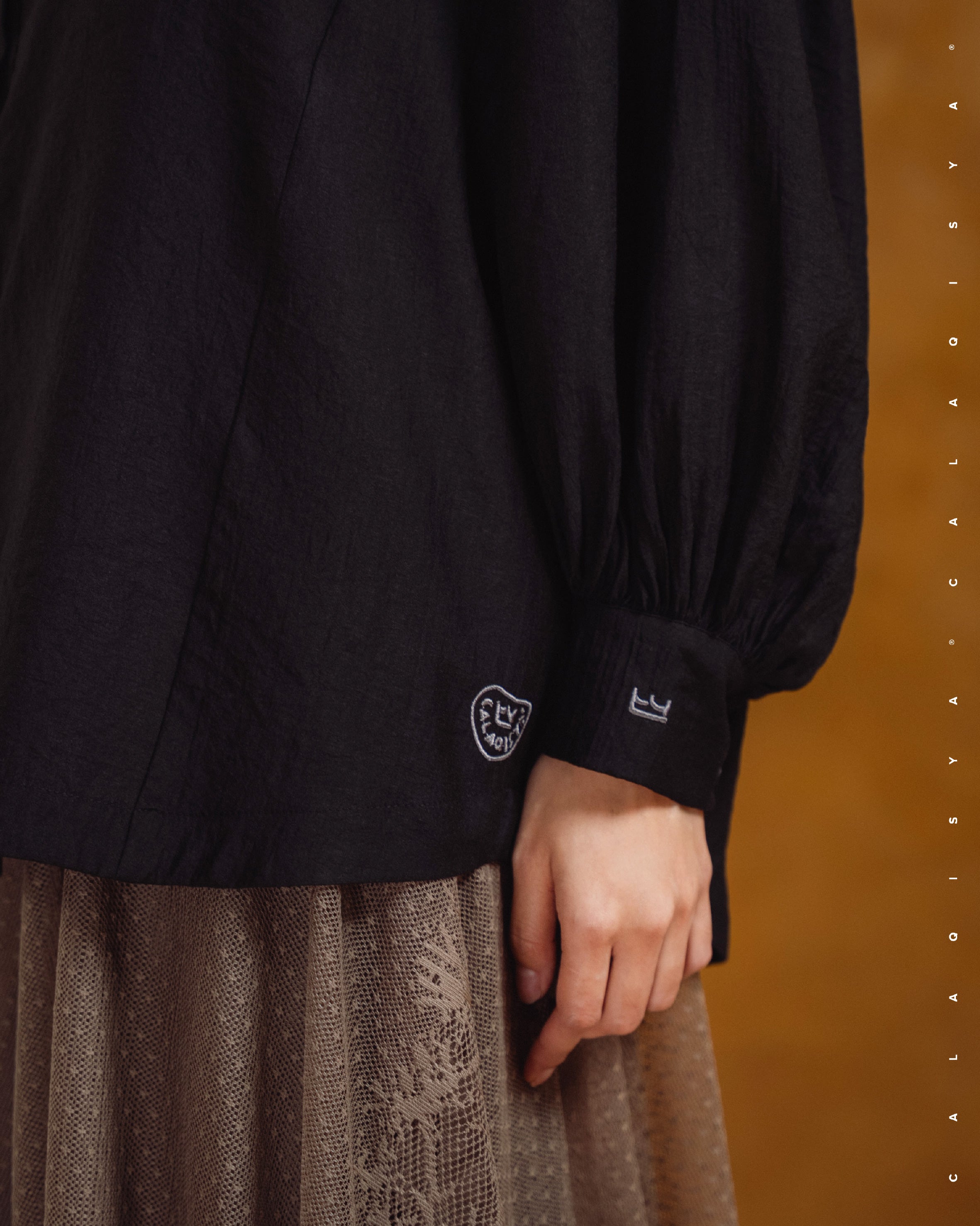 RESORT : GIRI BLOUSE 2.0 IN BLACK – CalaQisya
