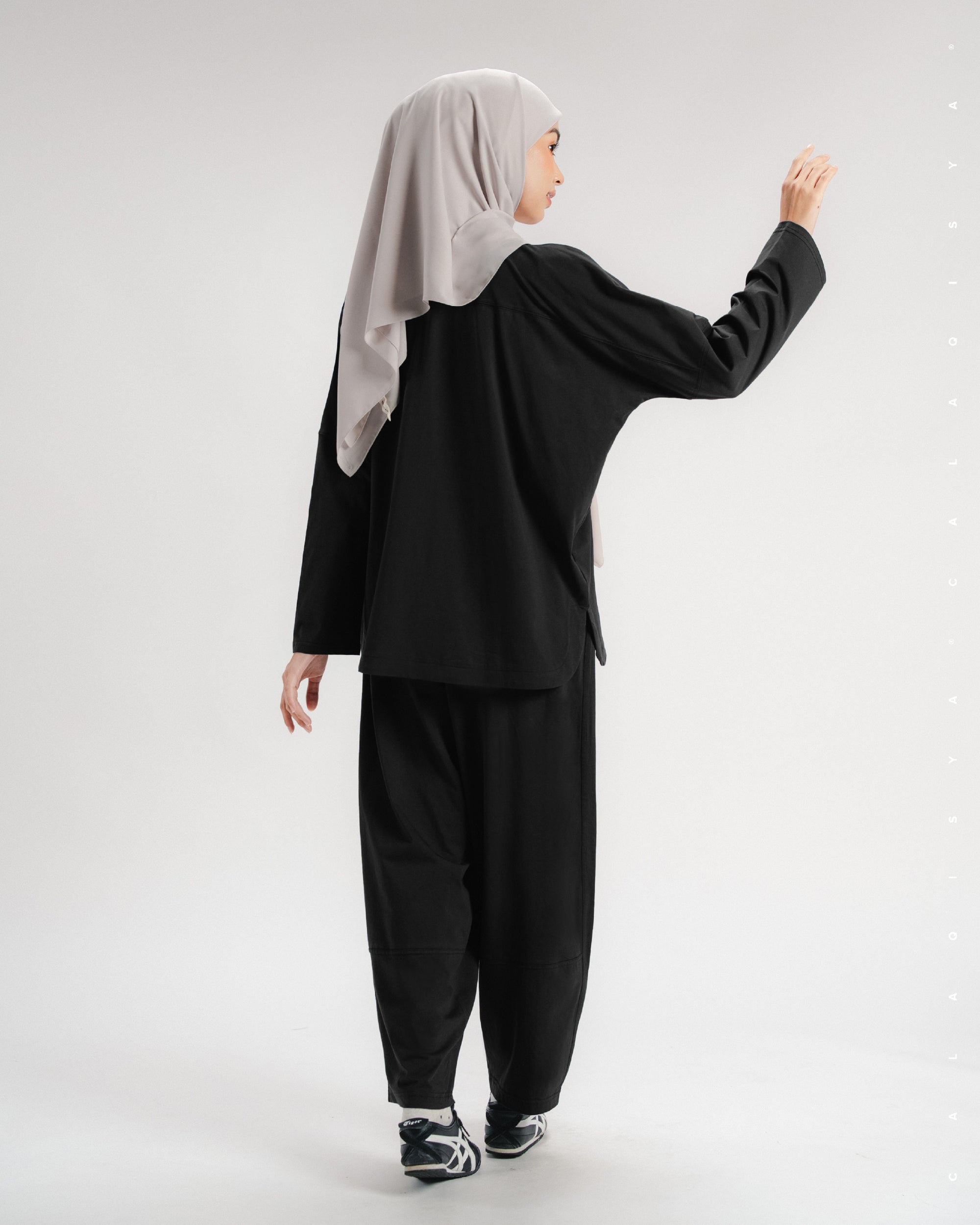 LIGHT TOP IN BLACK