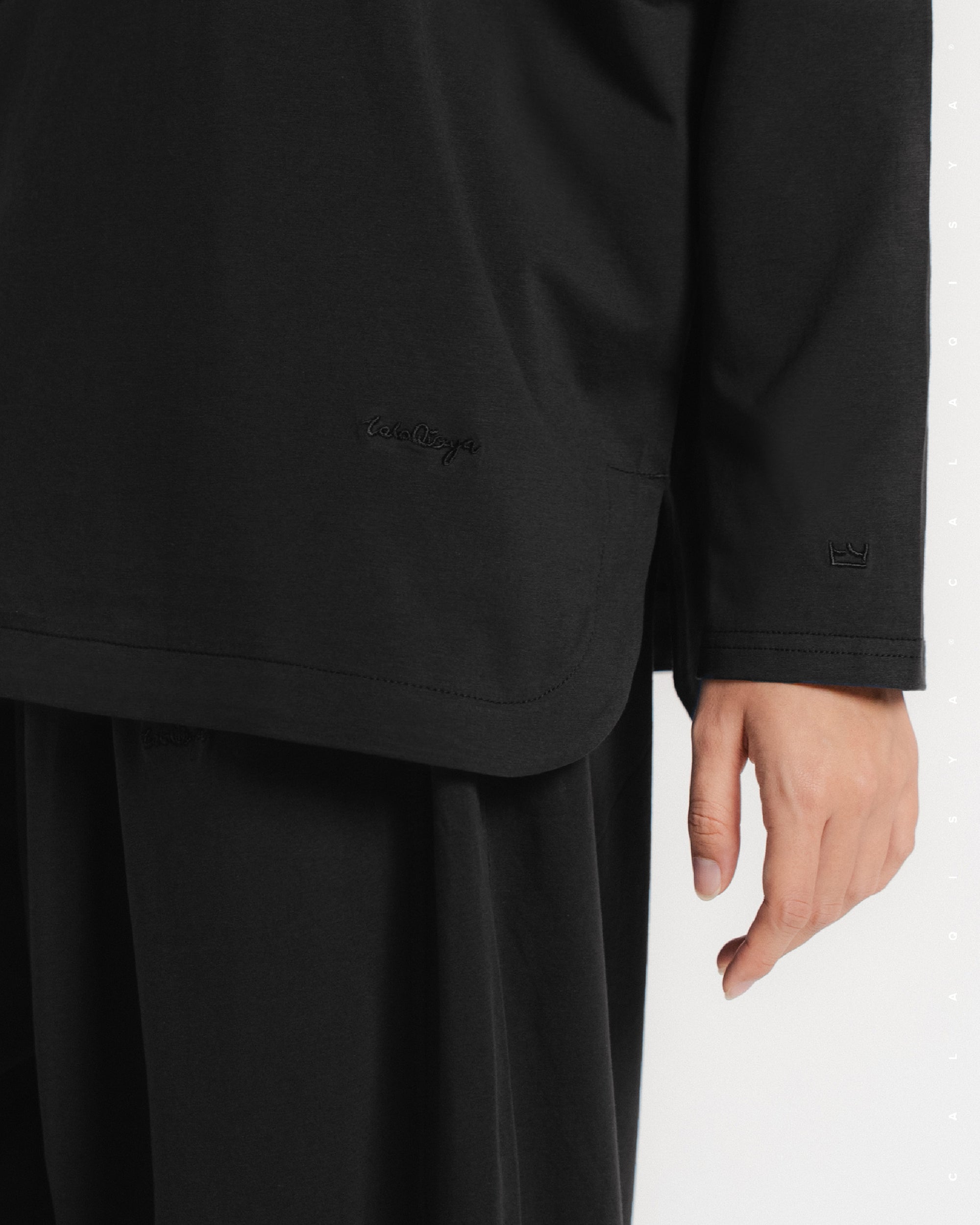 LIGHT TOP IN BLACK