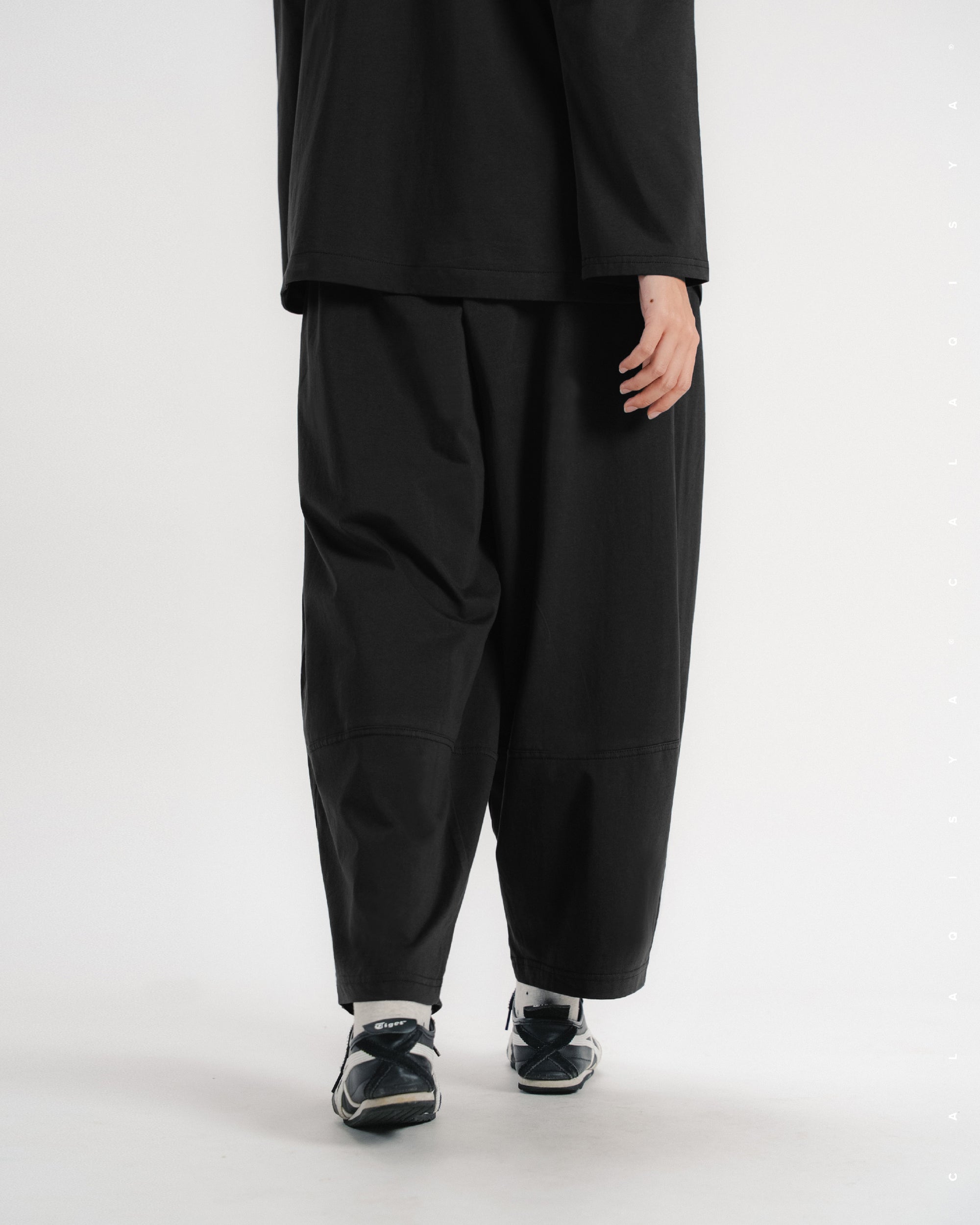 LIGHT COCOON PANTS IN BLACK