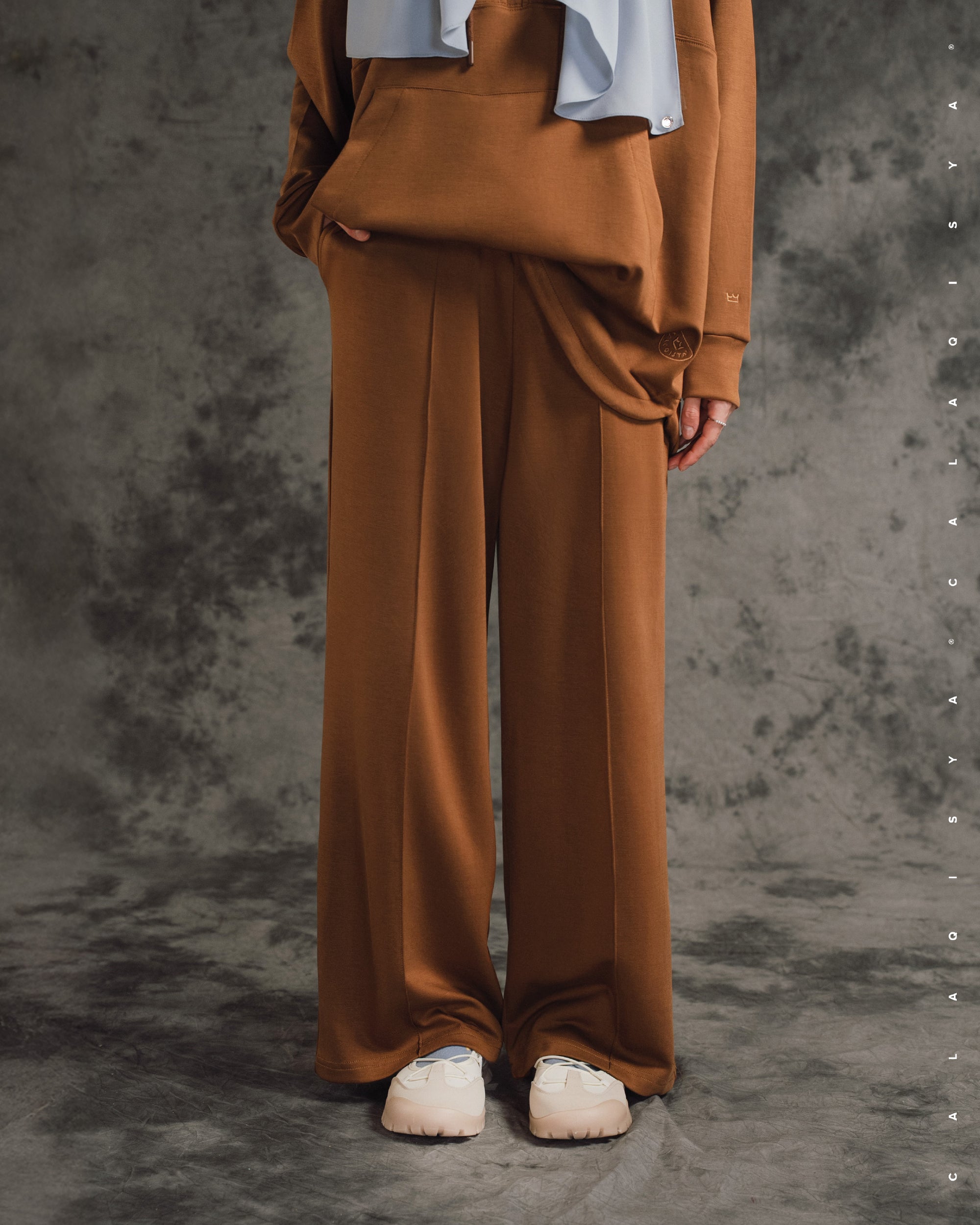 RUSH CROSS PANTS IN CAROB BROWN