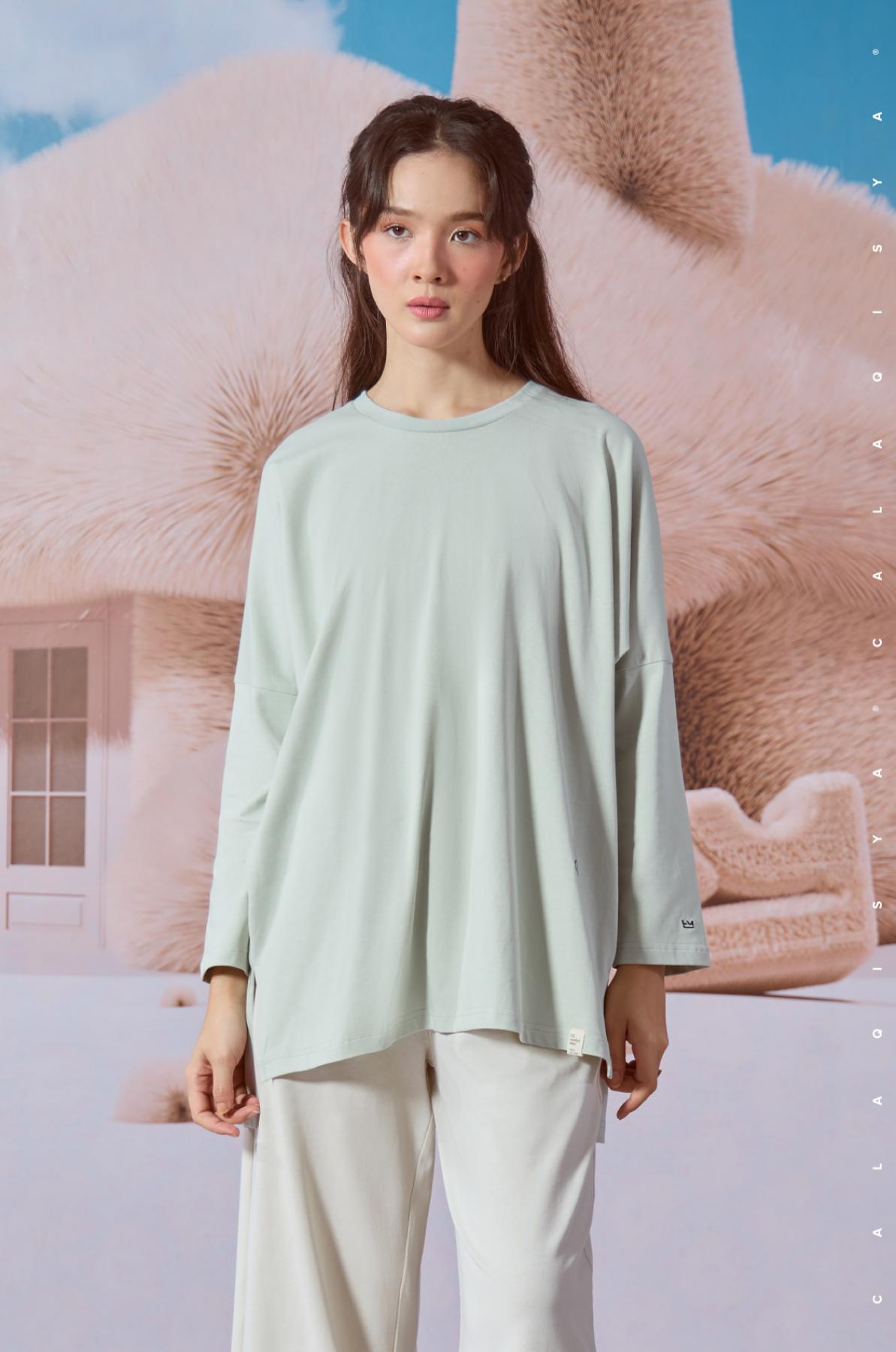 comfortwear-breathe-batwing-shirt-2-0-in-ice-flow-02-20240328131043