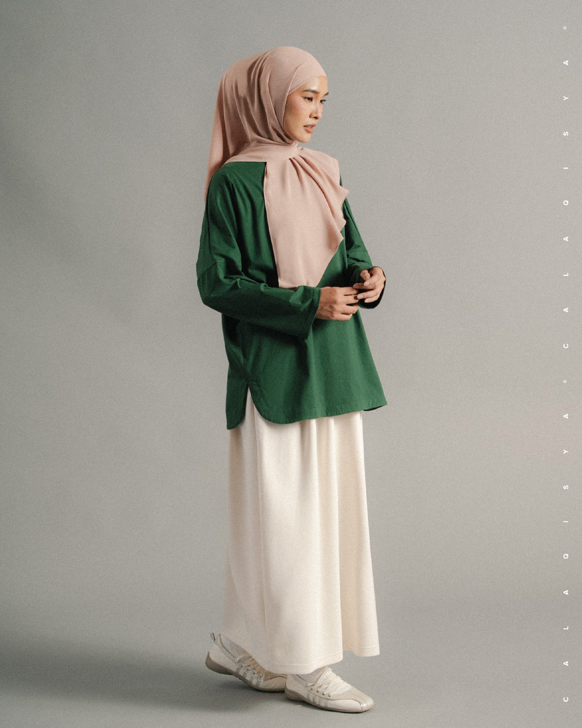 LIGHT TOP IN DARK GREEN
