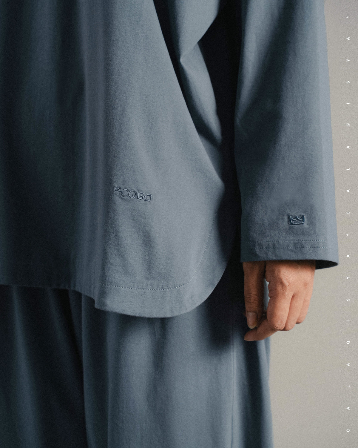 LIGHT TOP IN DARK SLATE