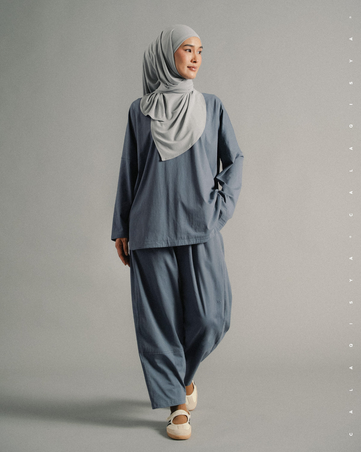 LIGHT TOP IN DARK SLATE