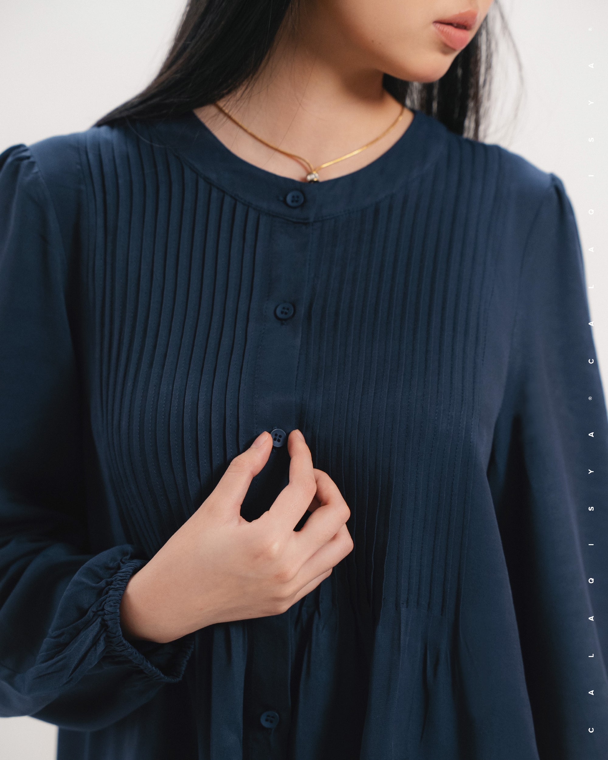 CELIA IN DARK SAPPHIRE