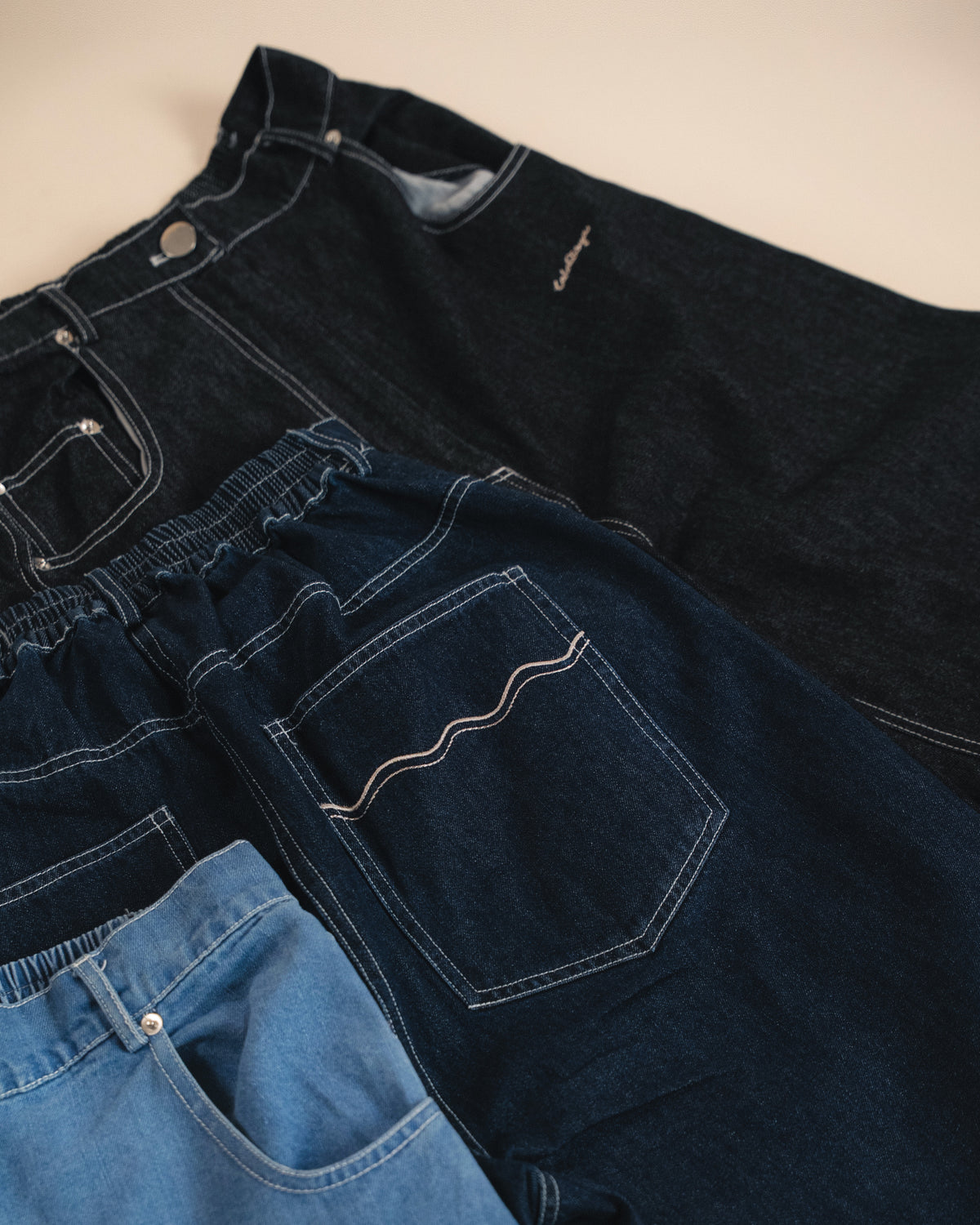 CRISP JEANS IN MEDIUM BLUE DENIM