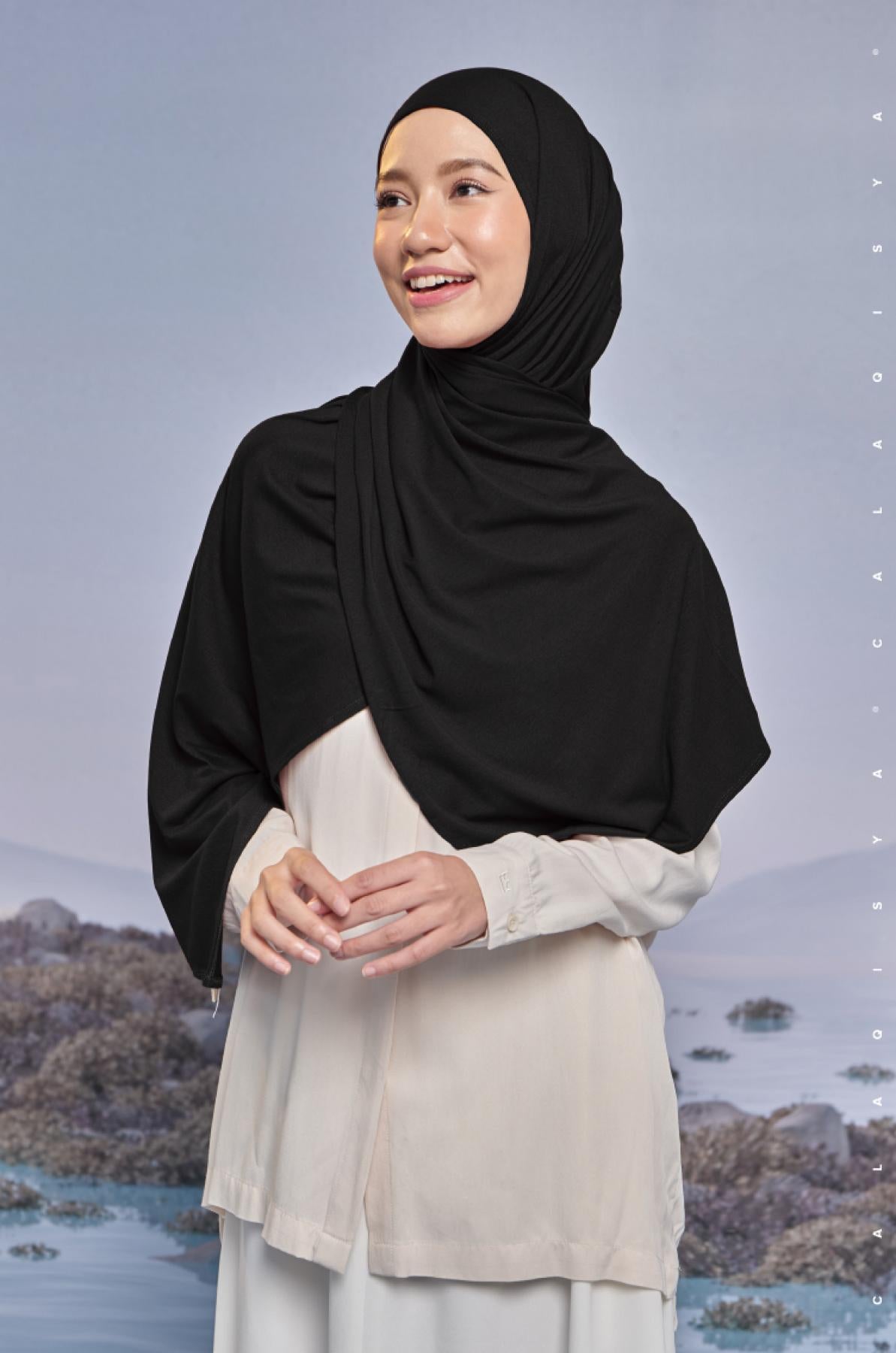 element-shawl-in-black-01-20230627172507