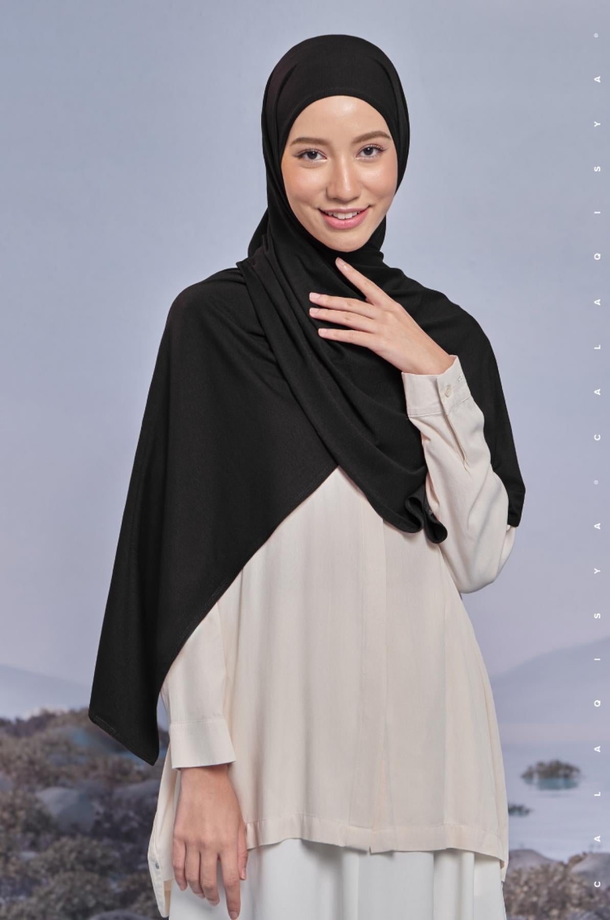 element-shawl-in-black-02-20230627172507