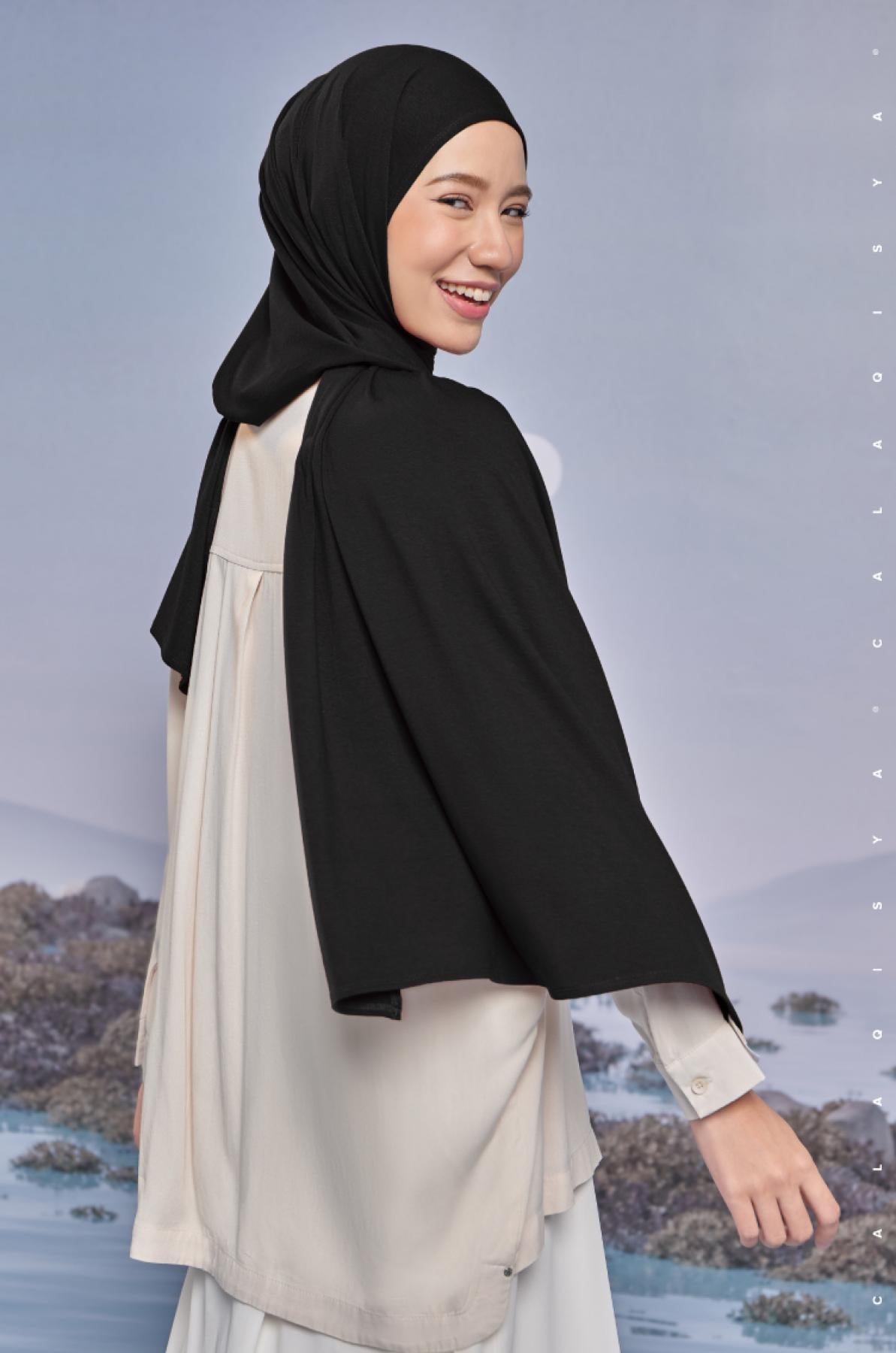 element-shawl-in-black-03-20230627172507