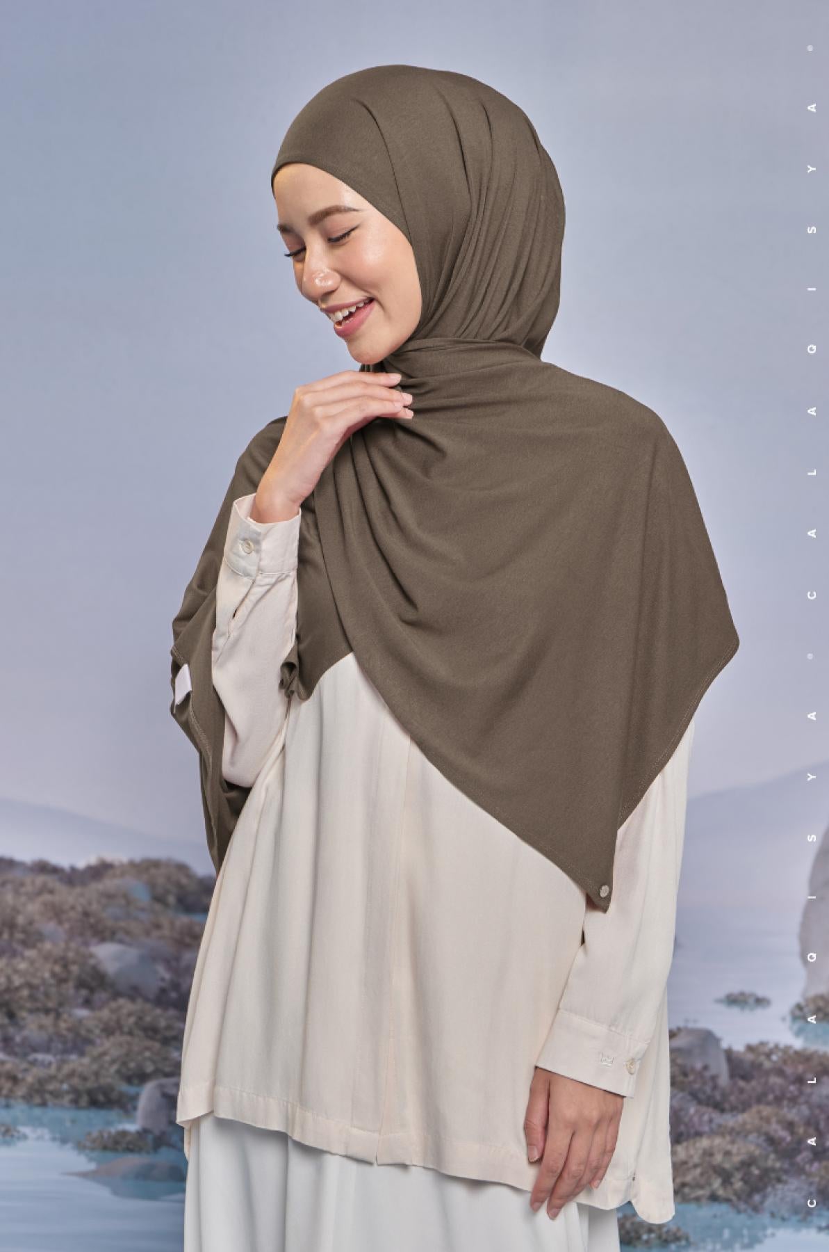 element-shawl-in-forest-night-01-20230627171757