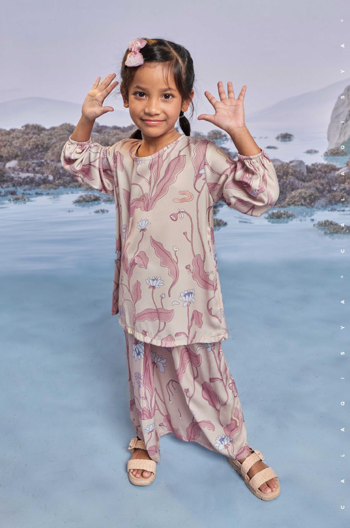 isya-kids-in-summer-sand-01-20230620184621