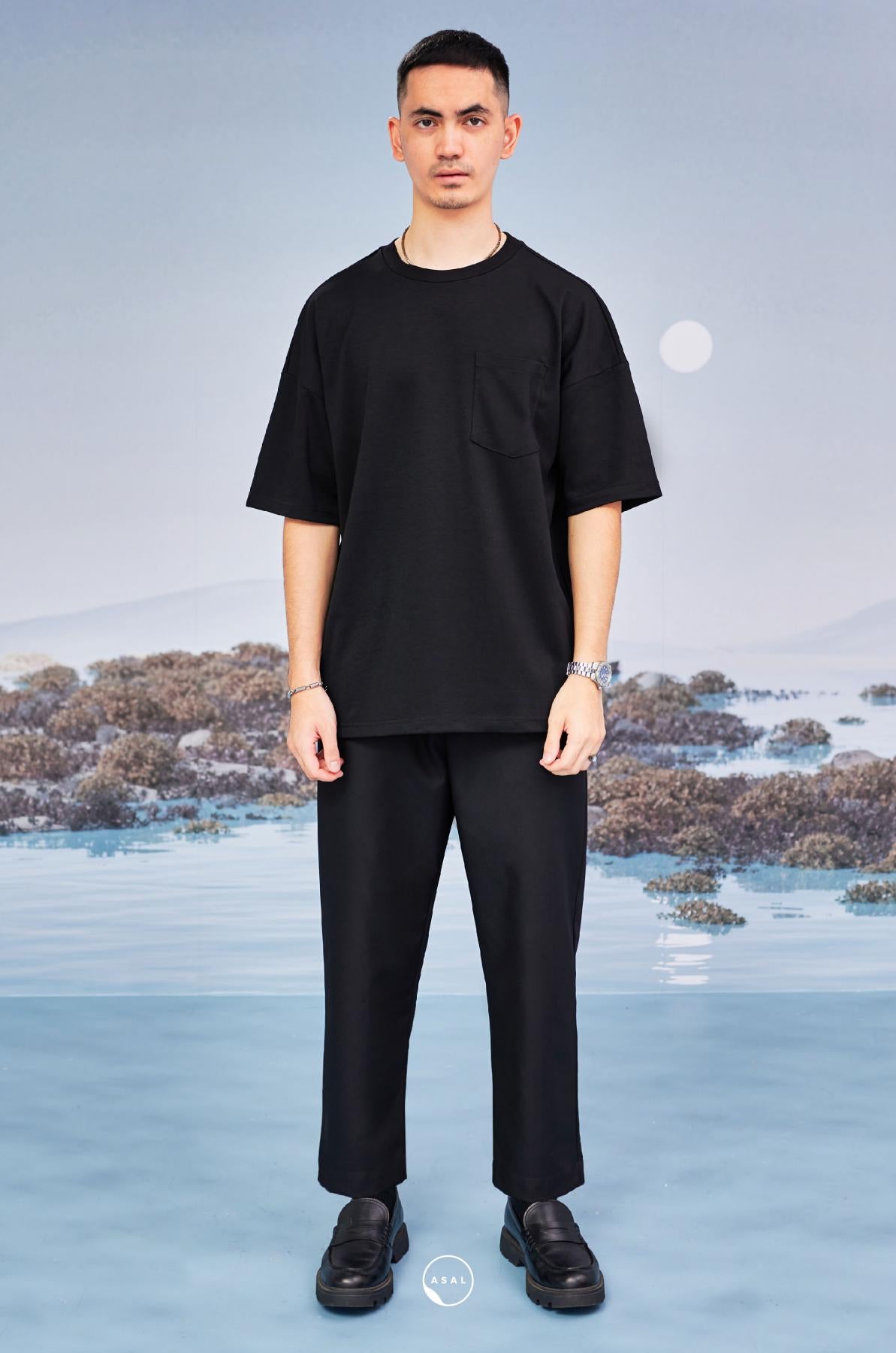 leos-oversized-tshirt-in-black-02-20230620185910