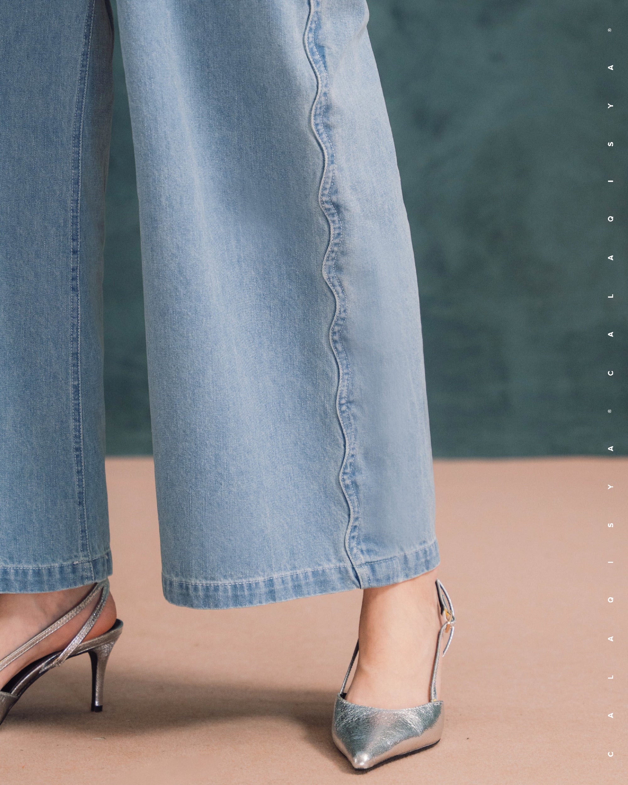 CRISP JEANS IN LIGHT BLUE DENIM