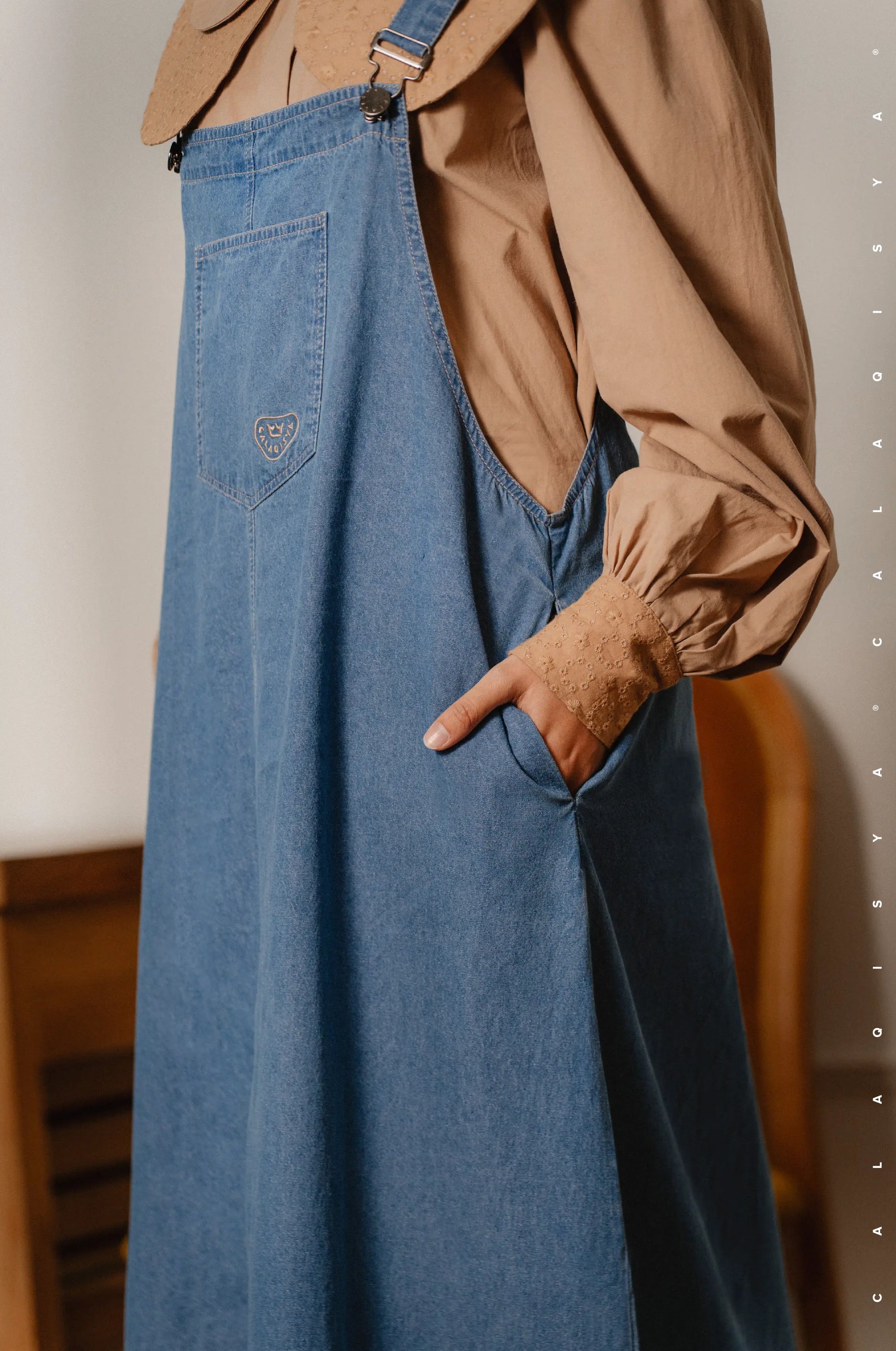 RANCH : HARVEST OVERALL DRESS 2.0 IN MEDIUM BLUE DENIM CalaQisya RANCH : HARVEST OVERALL DRESS 2.0 IN MEDIUM BLUE DENIM CalaQisya