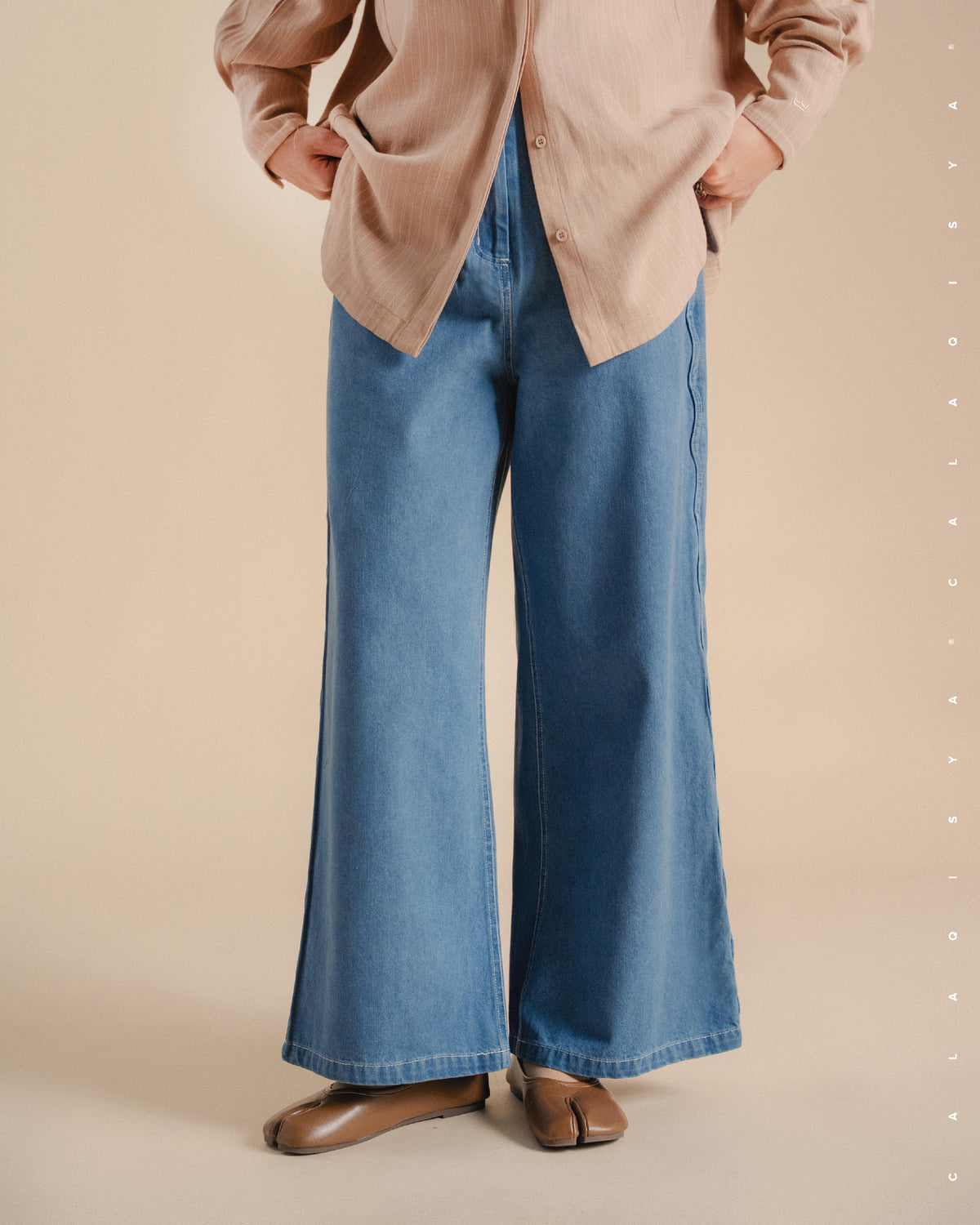 CRISP JEANS IN MEDIUM BLUE DENIM