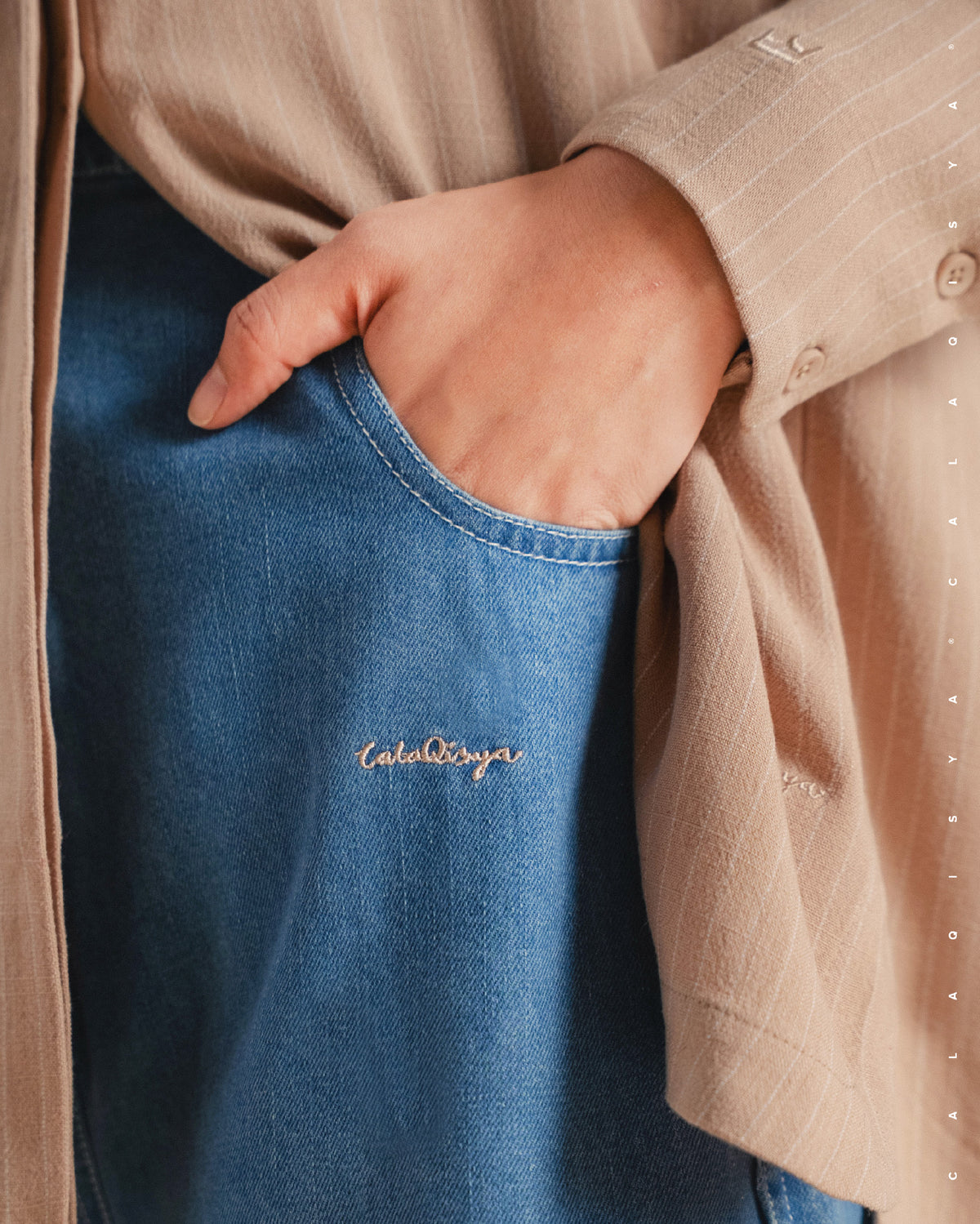 CRISP JEANS IN MEDIUM BLUE DENIM