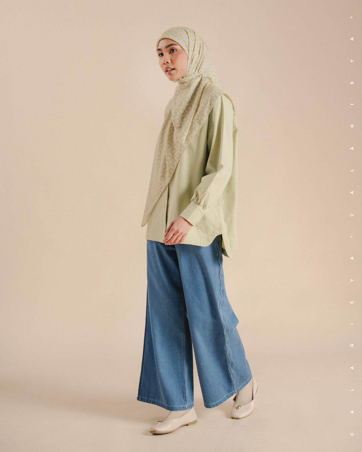 CRISP JEANS IN MEDIUM BLUE DENIM