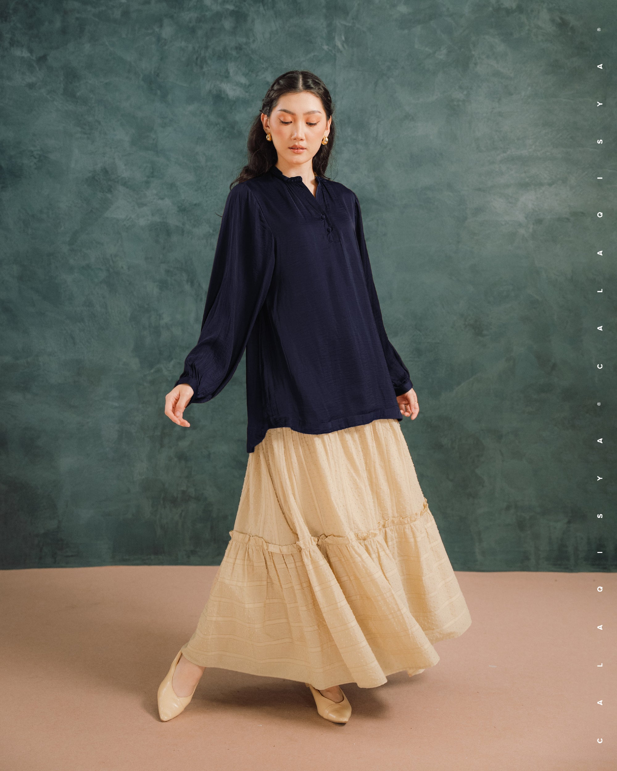 LAUREL BALLOON SLEEVE TOP IN NAVY BLUE