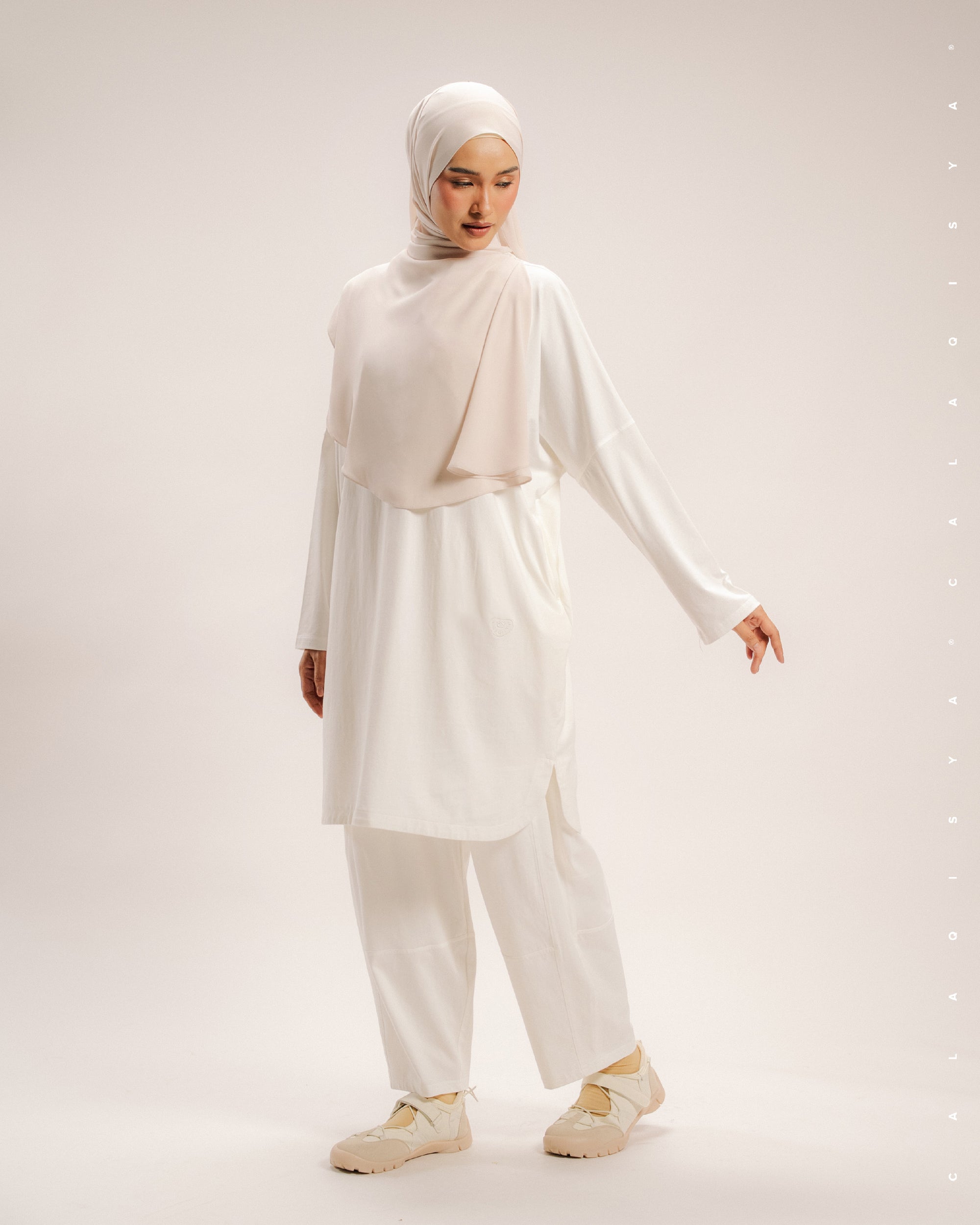 LIGHT LONG TOP IN OFF WHITE