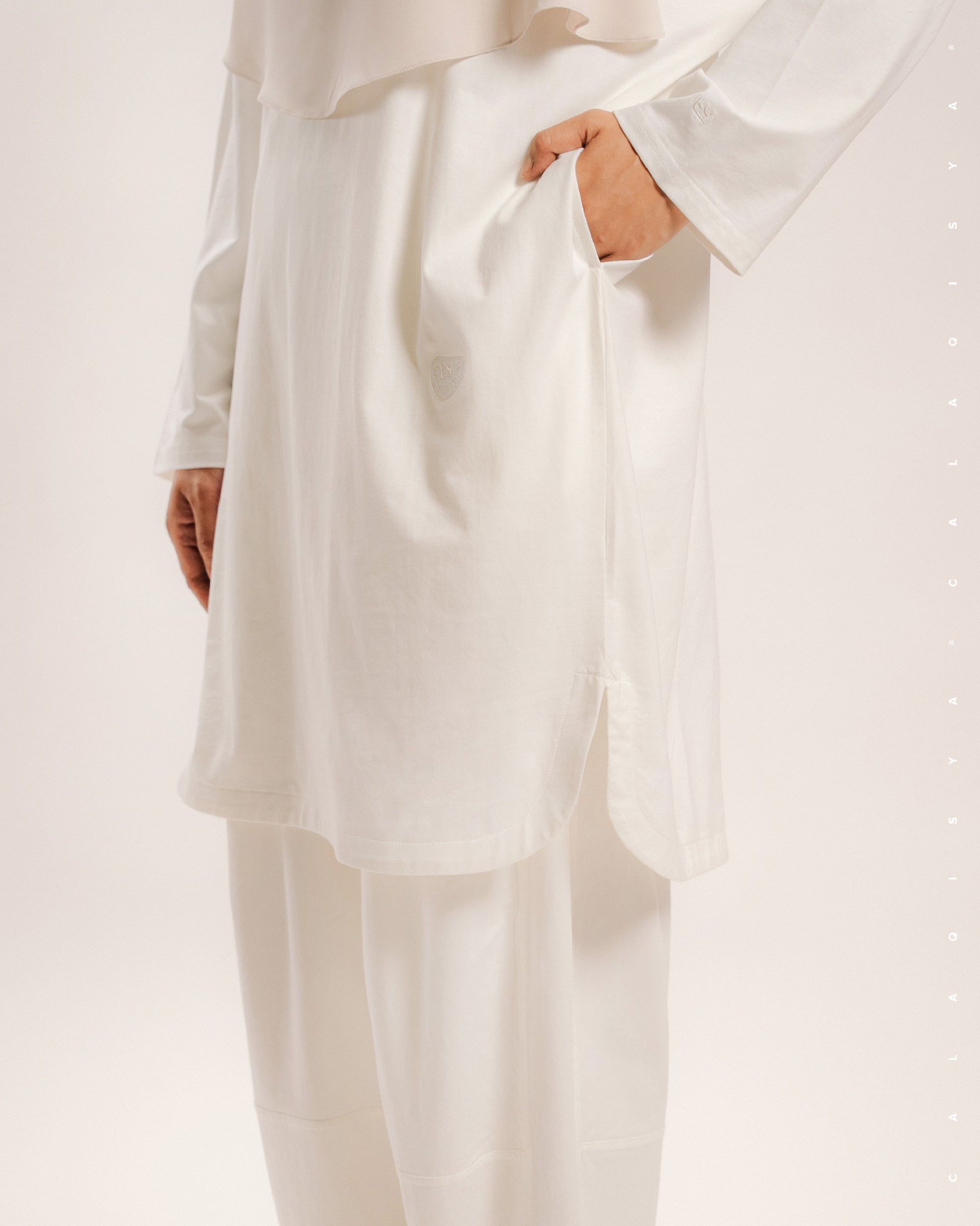 LIGHT LONG TOP IN OFF WHITE