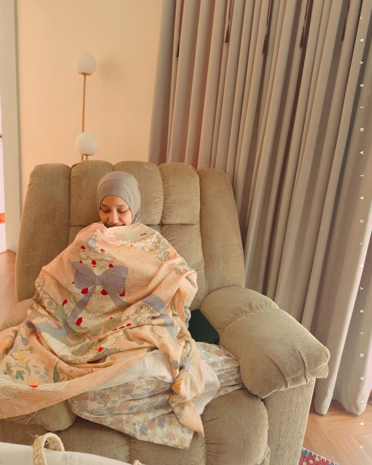 CQ TURNS 14 DDAY BONNIE SWADDLE CLASSIC 2.0 IN PEARL BLUSH