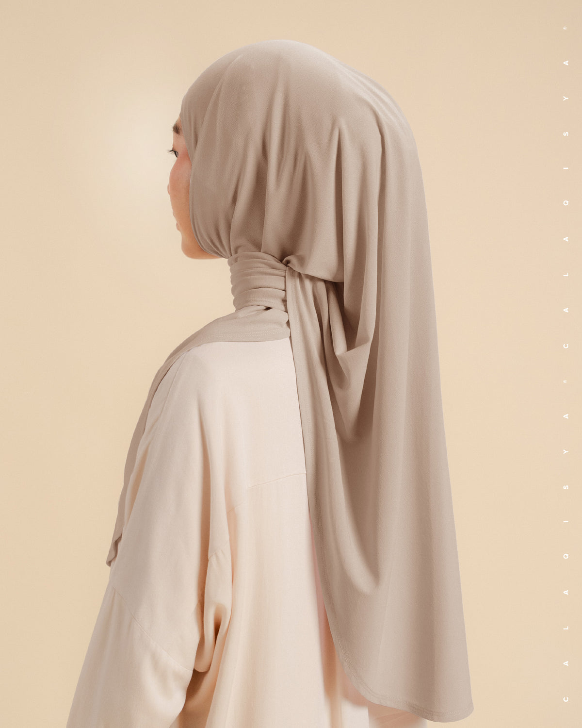 IRONLESS : SAFA TIE BACK UNDERCHIN (ODOURLESS) IN SAND DOLLAR