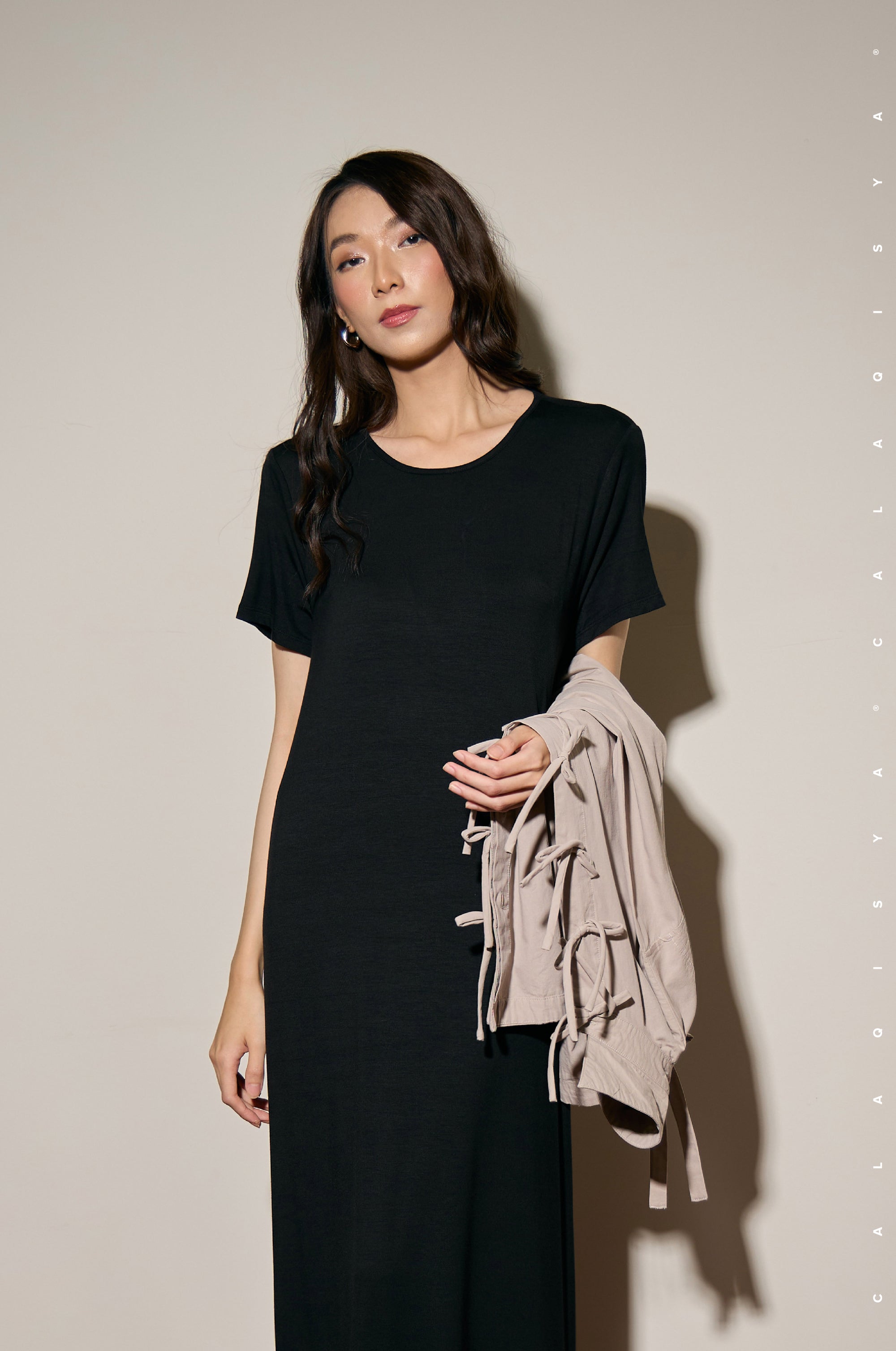 UNDERDRESS SHORT SLEEVE IN BLACK CalaQisya UNDERDRESS SHORT SLEEVE IN BLACK CalaQisya