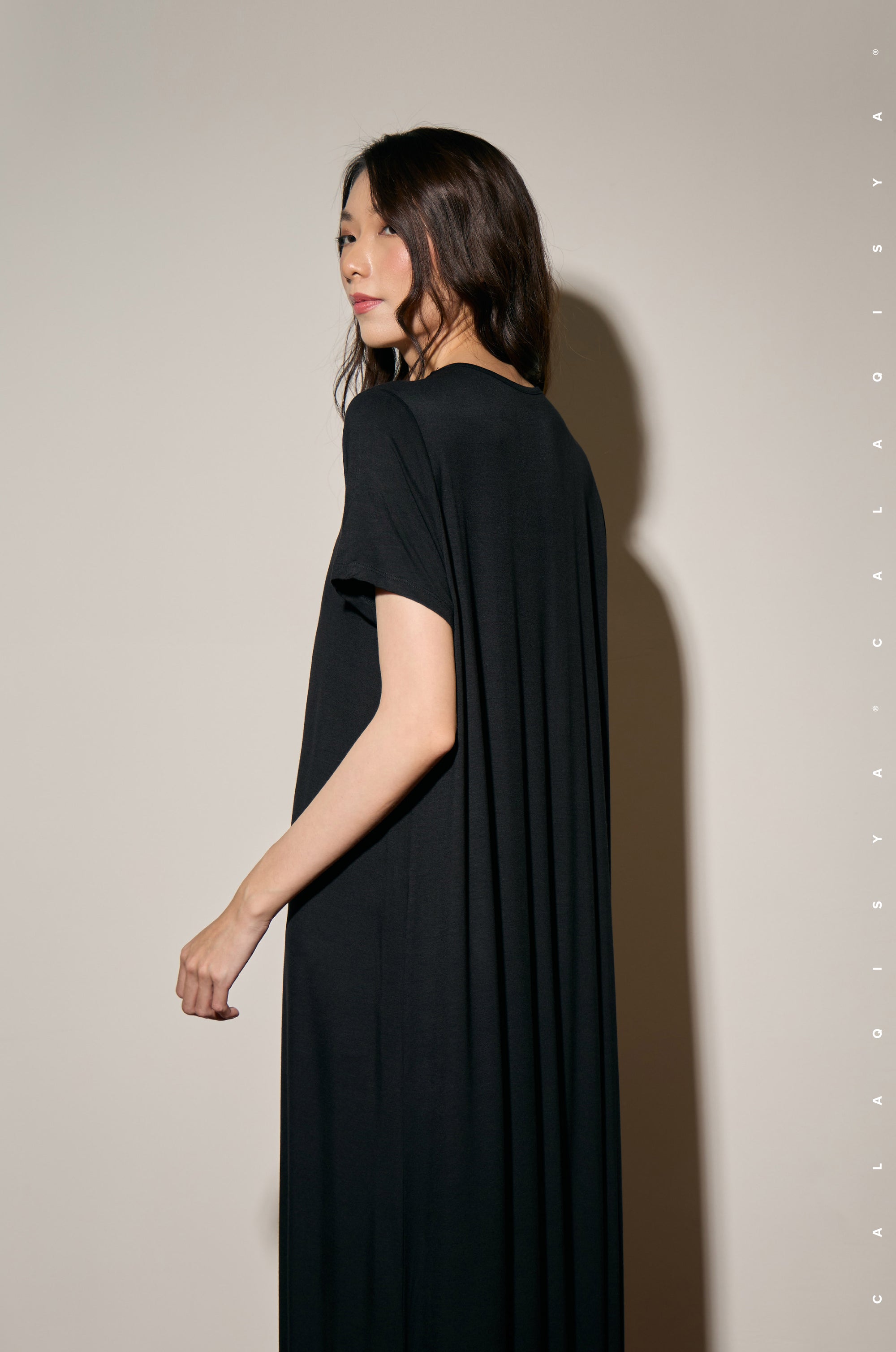 UNDERDRESS SHORT SLEEVE IN BLACK CalaQisya UNDERDRESS SHORT SLEEVE IN BLACK CalaQisya