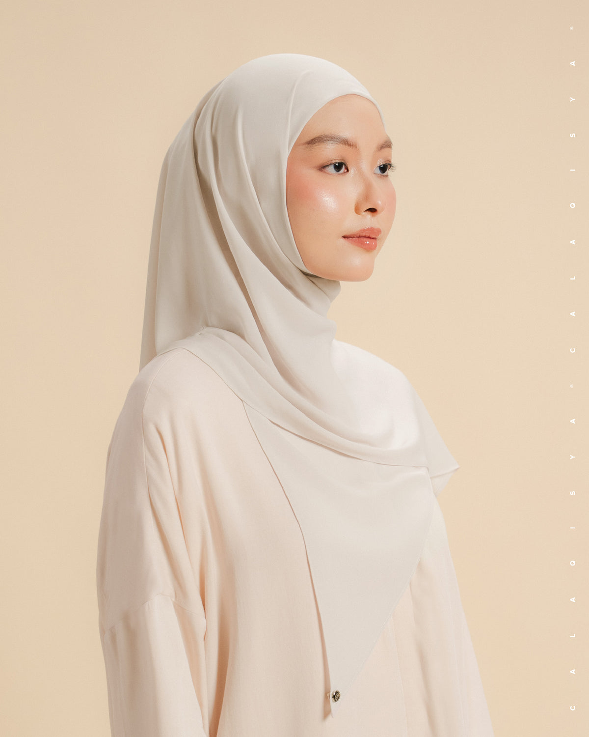 DANIAH TIE BACK UNDERCHIN (TRIANGLE) IN SUGAR SWIZZLE