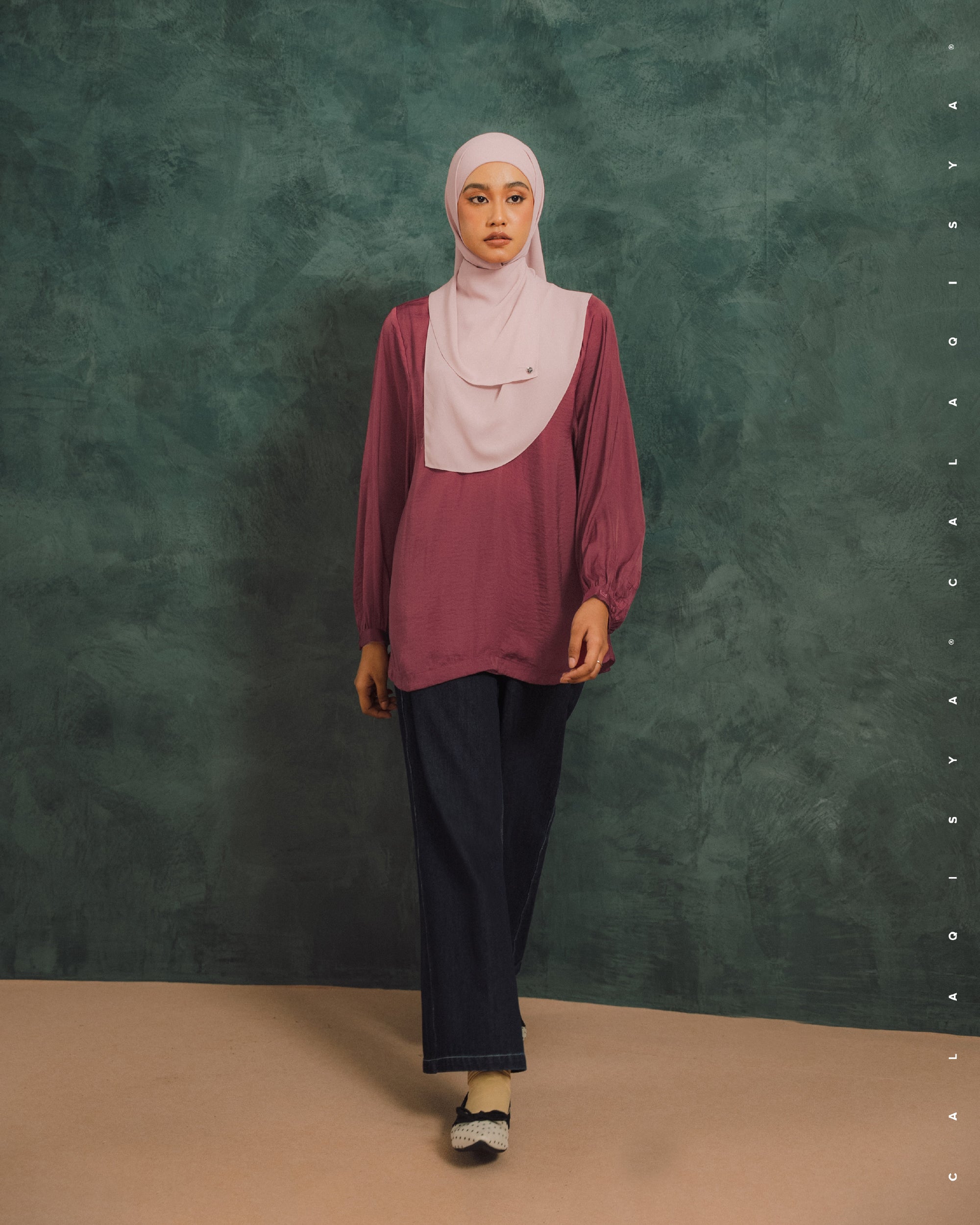 LAUREL BALLOON SLEEVE TOP IN WINTERBERRY